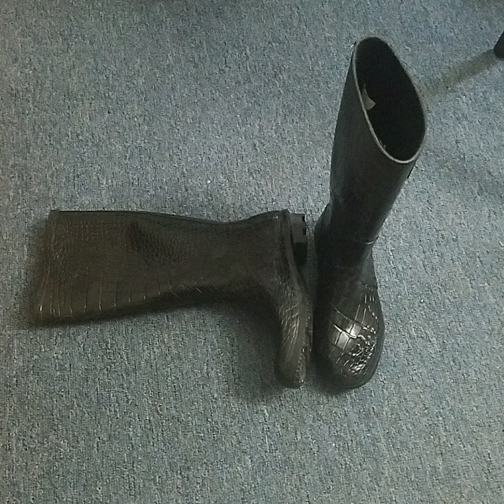 Black rain or snow boots